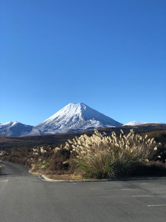 לינה וארוחת בוקר Kuratau Tongariro Adventures מראה חיצוני תמונה