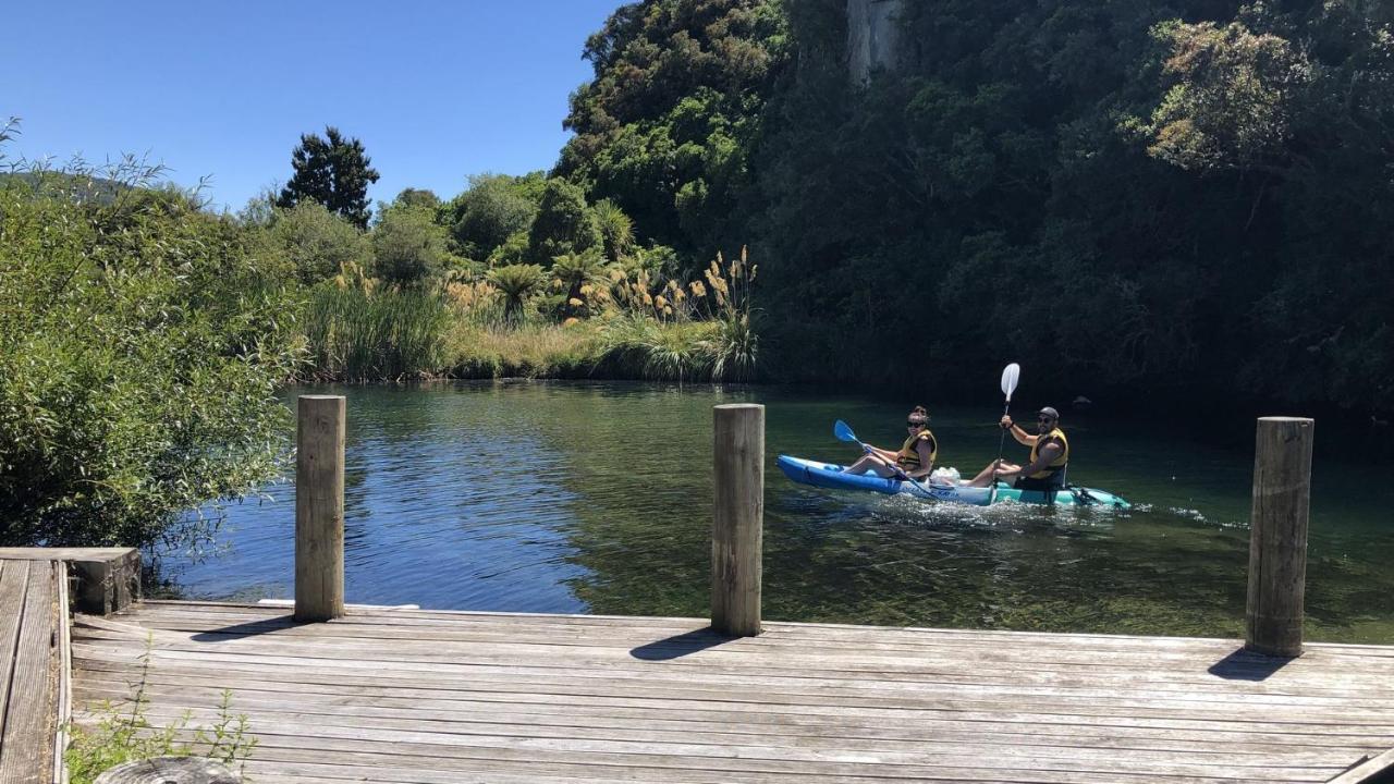 לינה וארוחת בוקר Kuratau Tongariro Adventures מראה חיצוני תמונה